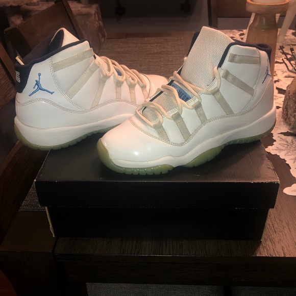 Legend Blue 11’s Youth Size 7 - Picture 2 of 5